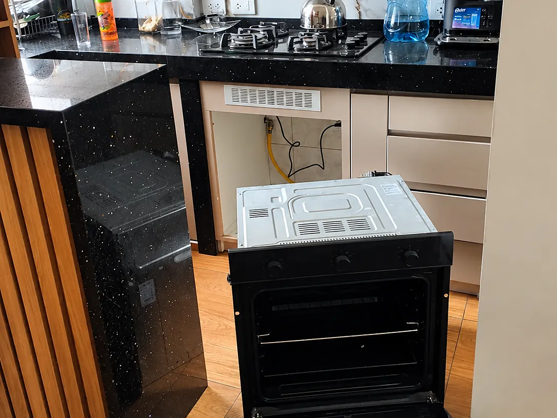 Horno empotrado conectado a un nuevo punto de gas natural en una cocina