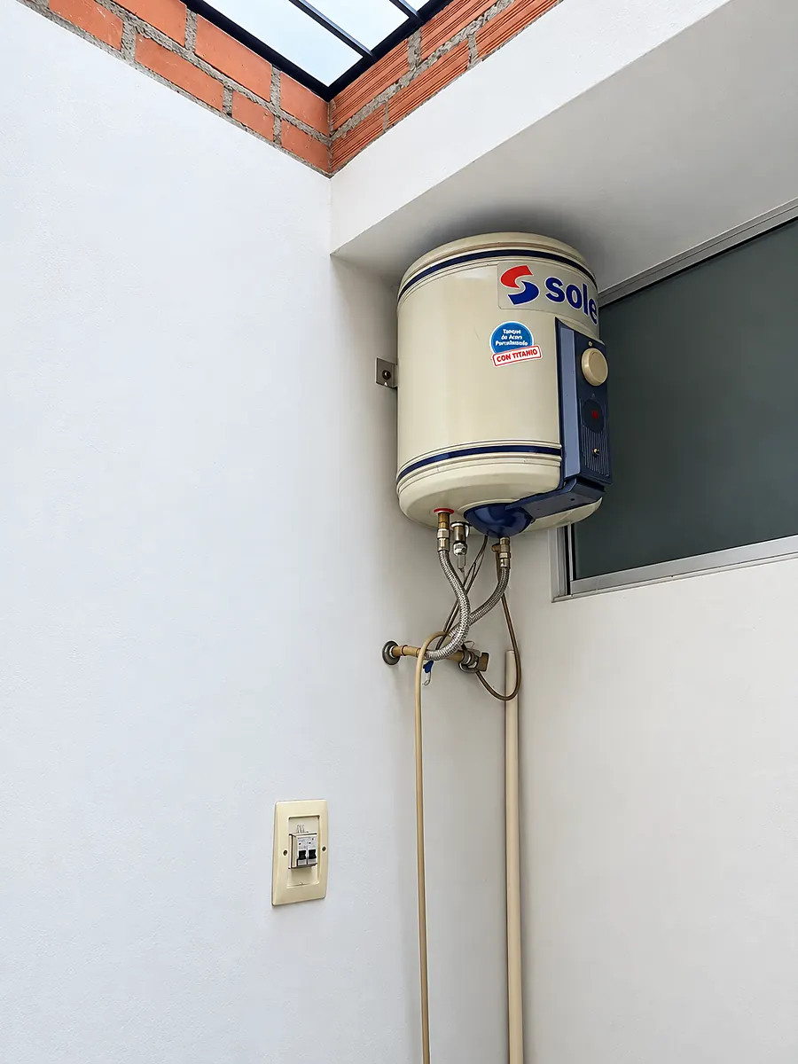 Termotanque eléctrico instalado en la pared antes del cambio
