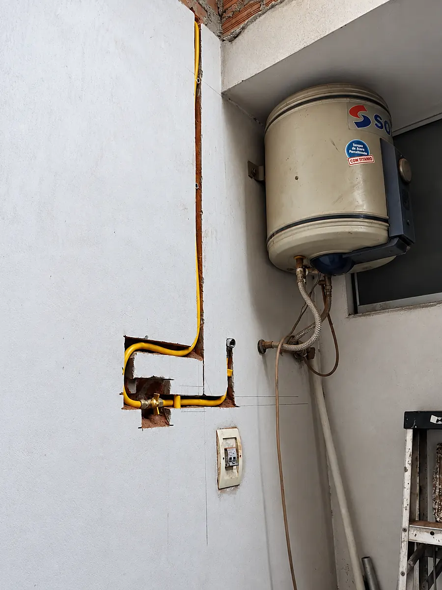 Tubería de gas y accesorios instalados en el muro, listos para la conexión