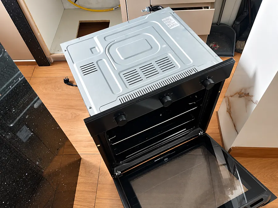 Horno empotrable a gas listo para su conexión