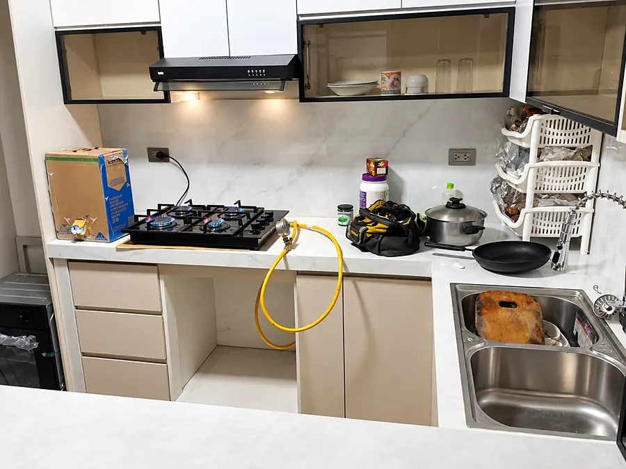Cocina de un departamento de estreno con su conexión de gas natural