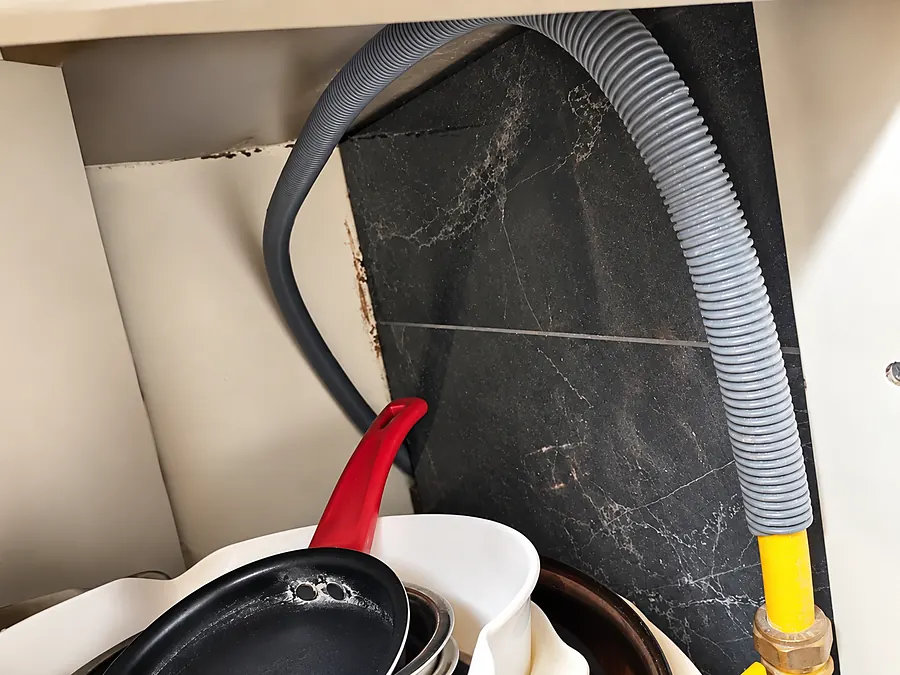 Antes: mueble de cocina sin conexión de gas, con la tubería existente al fondo