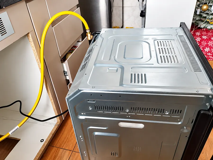Horno empotrable conectado con manguera flexible al nuevo punto de gas