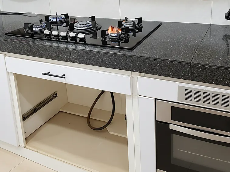 Cocina empotrada y horno funcionando con gas natural