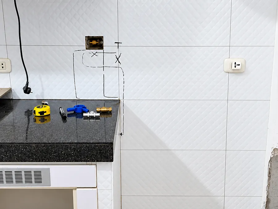 Pared de cocina con el trazo marcado para el nuevo punto de gas