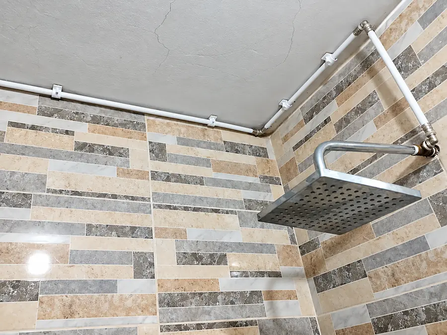 Tubería PEX-AL-PEX de agua caliente llegando hasta la ducha de un baño