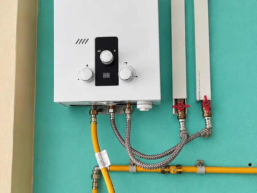 Conexiones de gas y de agua caliente debajo de una terma a gas