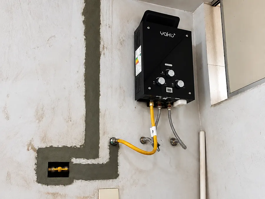 Terma a gas instalada en la pared con la tubería empotrada